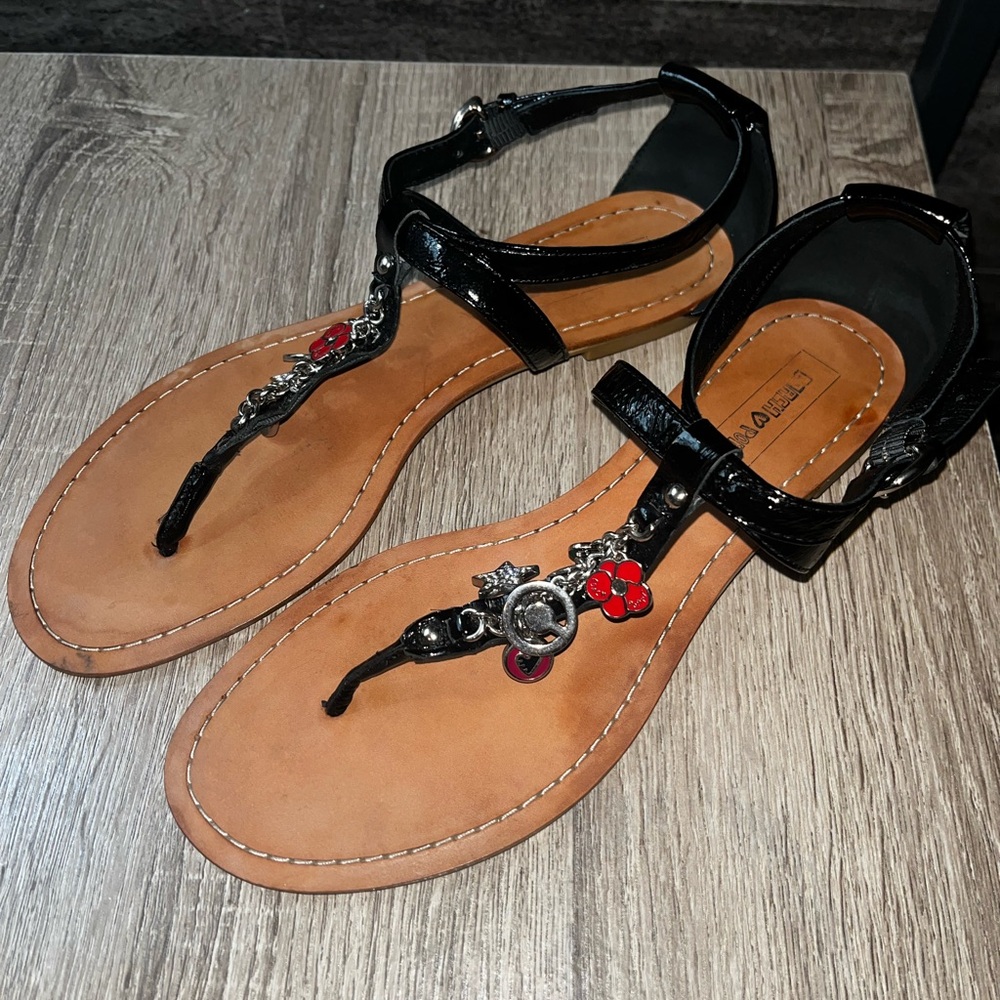 COACH Poppy Charm Thong Sandals Black Patent Leather Enamel Charms Women’s 9-9.5